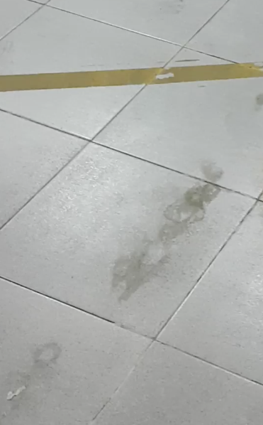 Garagem com óleo Antes.png