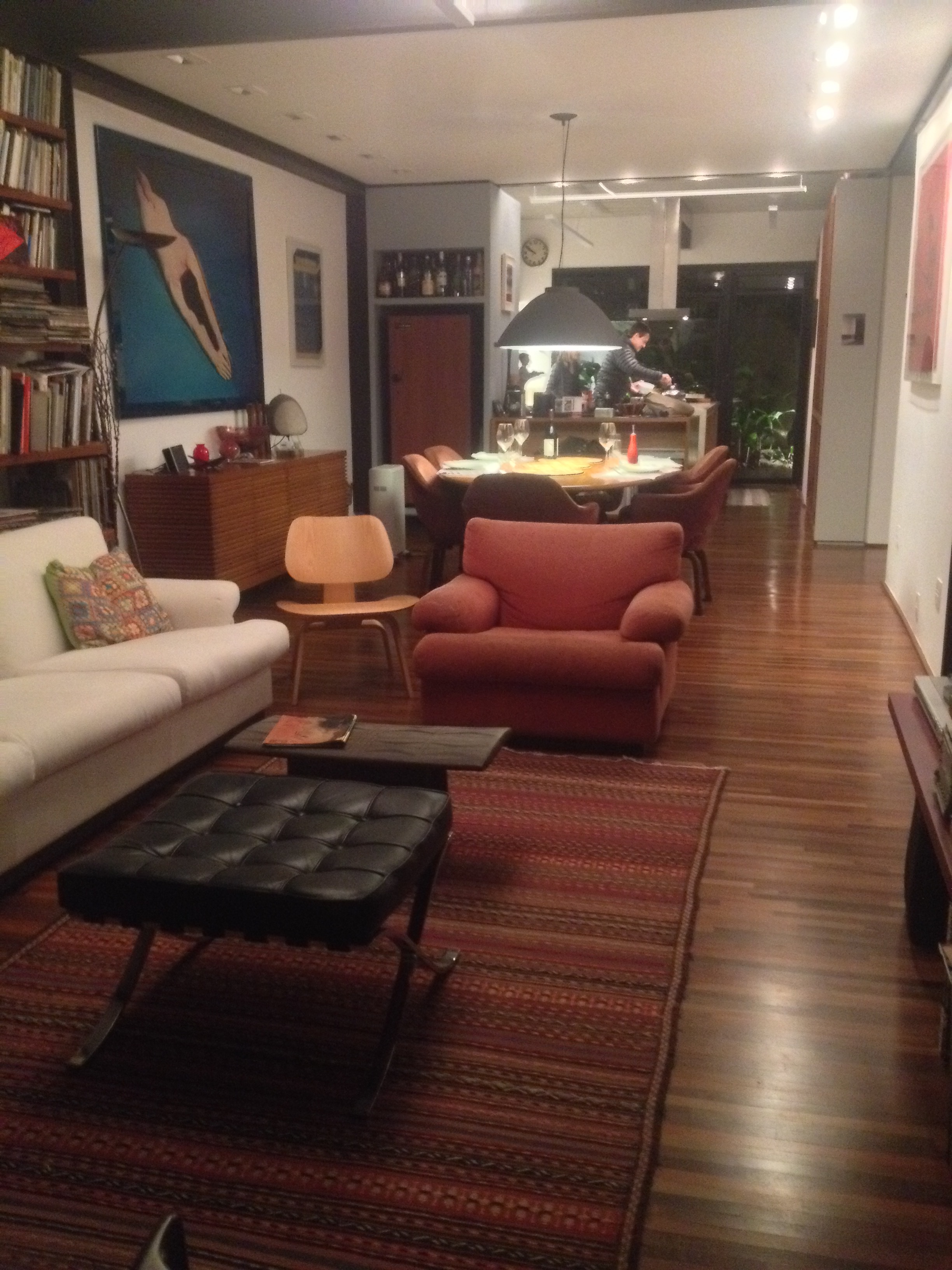 reforma construção obra projeto arquitetura casa vila nova conceição concreto aparente chapisco bananeira guaimbê caixilho preto alumínio portão madeira deck ripa jardim paisagismo estrutura metálica piso taco palito