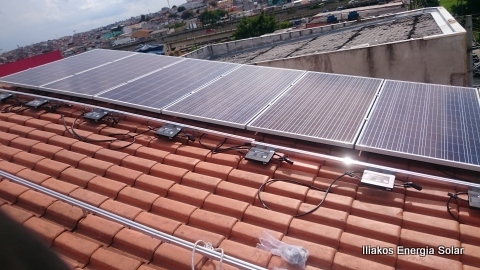 Instalação sistema de 4,48 kWp com módulos Seraphim e microinversor APSystems.