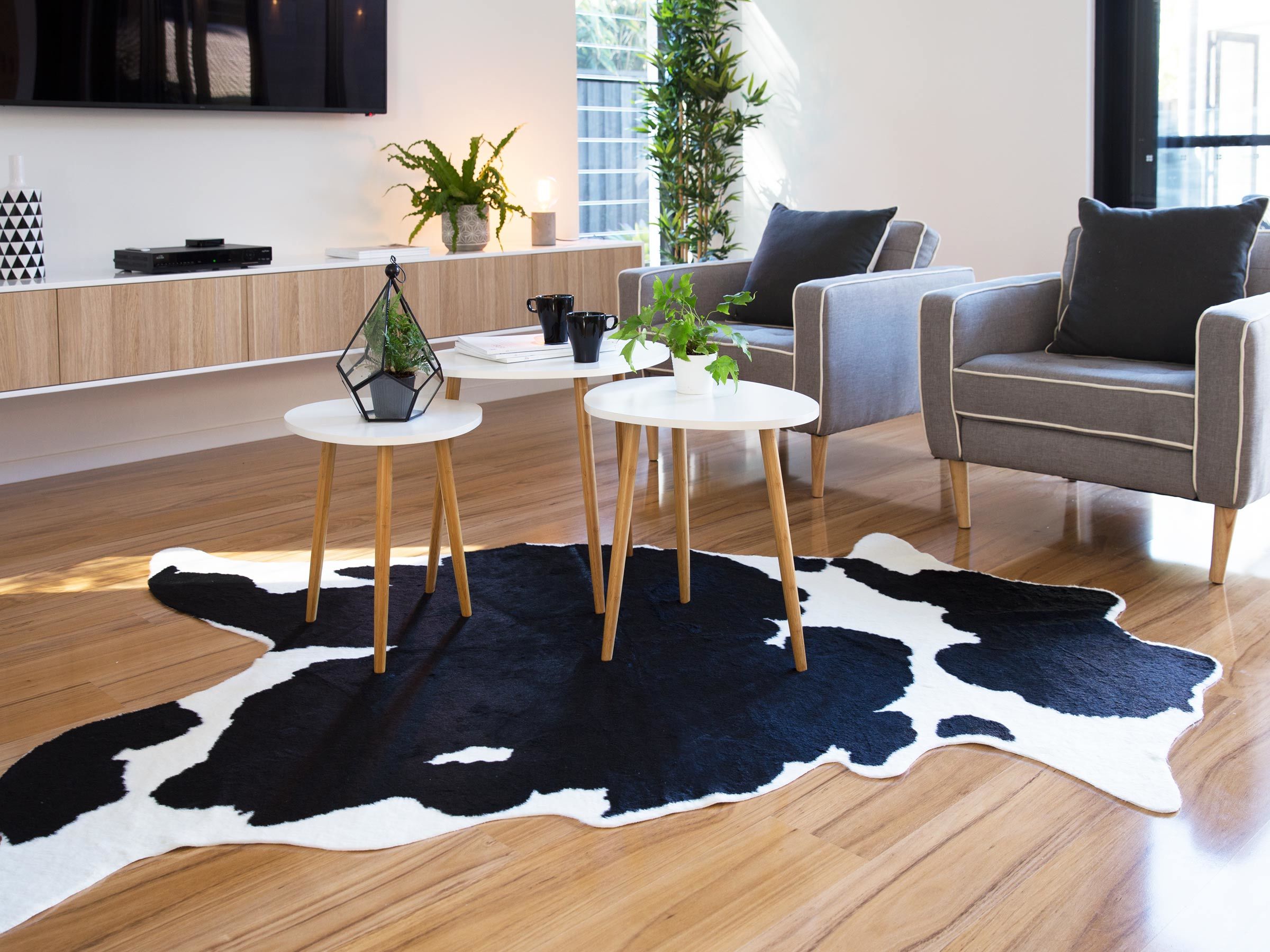 mocka_faux_cowhide_rug_-_black_white_2_.jpg