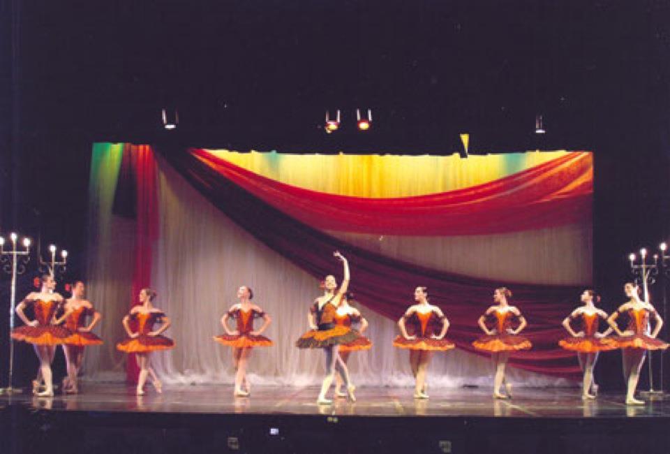 Escola premiada. Formando bailarinos desde 1957 com qualidade tradição e inovação. Ballet, Jazz, Dança Contemporânea, Lyrical, Pilates, Alongamento e força  e Progressing Ballet Technique. Aulas para todas as idades, em grupo e particular. Rua das Laranjeiras 107 casa 9, RJ