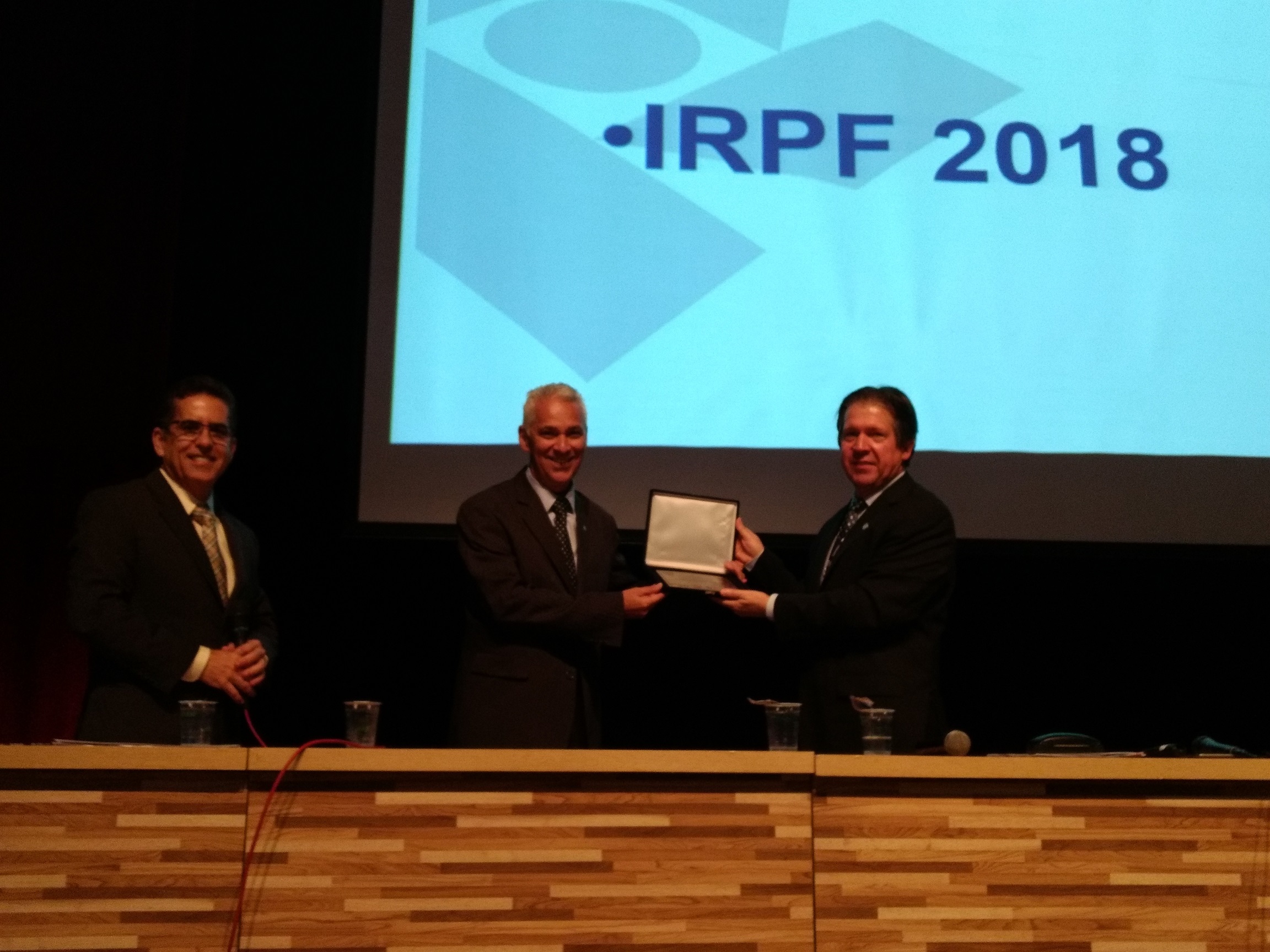 ENTREGANDO UMA PLACA EM AGRADECIMENTO PELA PALESTRA.jpg