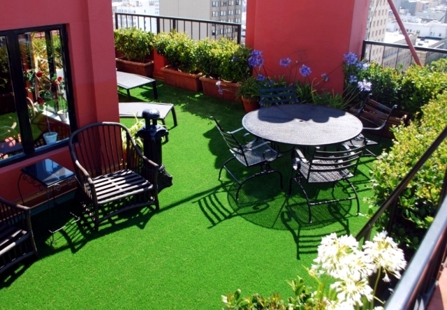 the-synthetic-grass-for-balcony-and-terrace-easy-to-clean-and-green-all-year-round-0-816.jpg