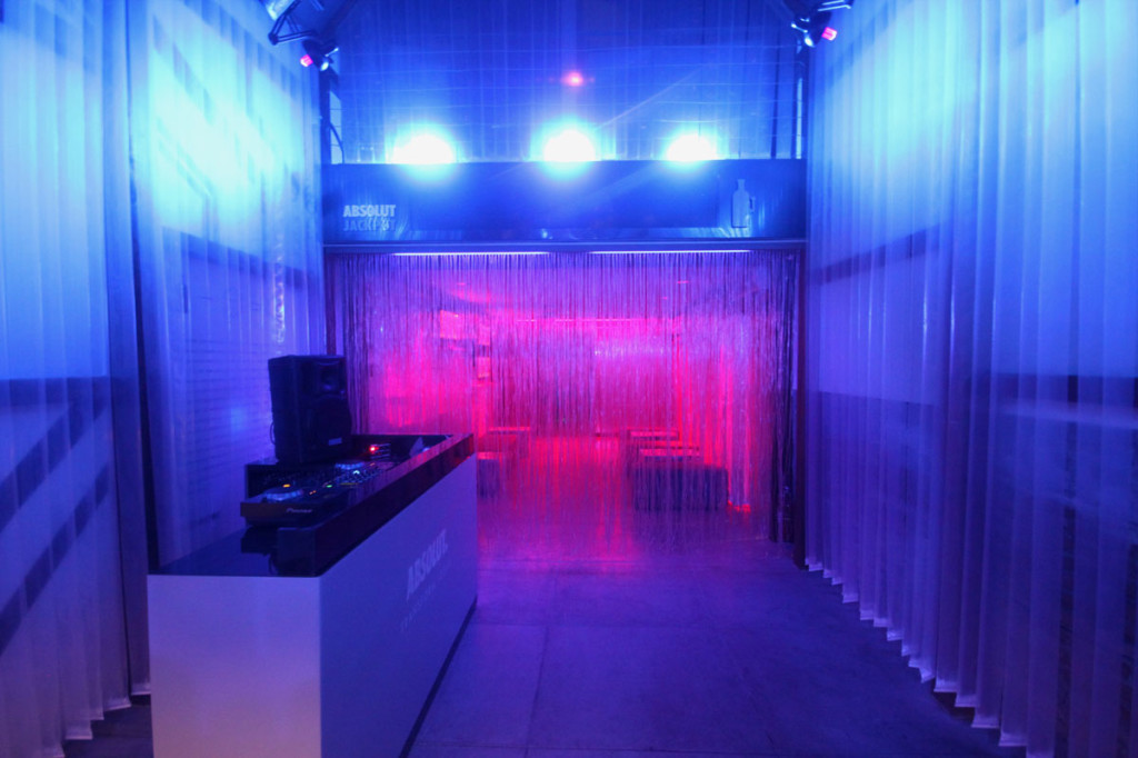 instalação absolut inn projeto escola são paulo interiores produção evento festa decoração iluminação azul vermelha rosa luz ambiente