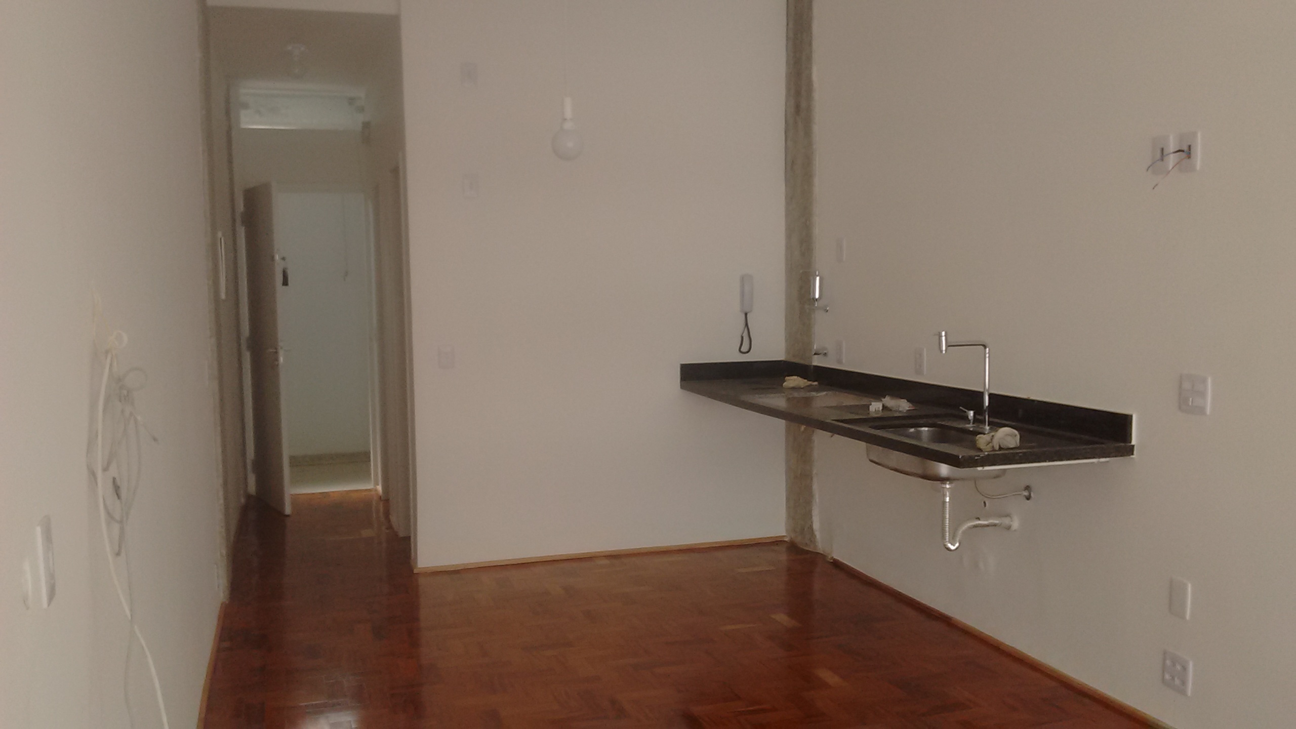 reforma quitinete kitnet kitenete piso taco restauro concreto aparente estrutura caixilho ferro preto manter iluminação lâmpada balão cozinha integrada