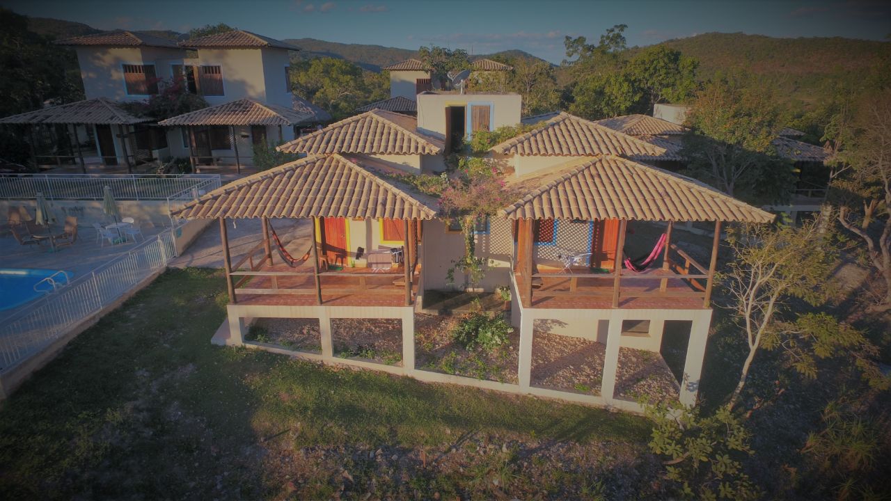 Vista aérea dos Chalés da Cachoeira Poço Encantado