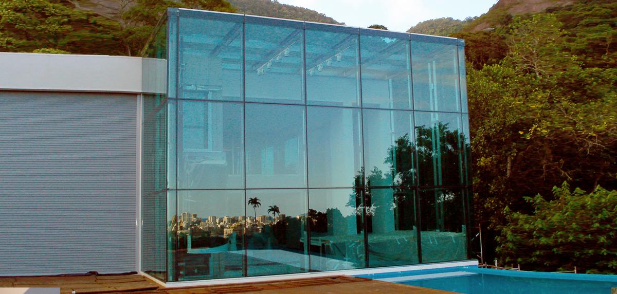 casa-fachada-vidro-controle-solar.jpg