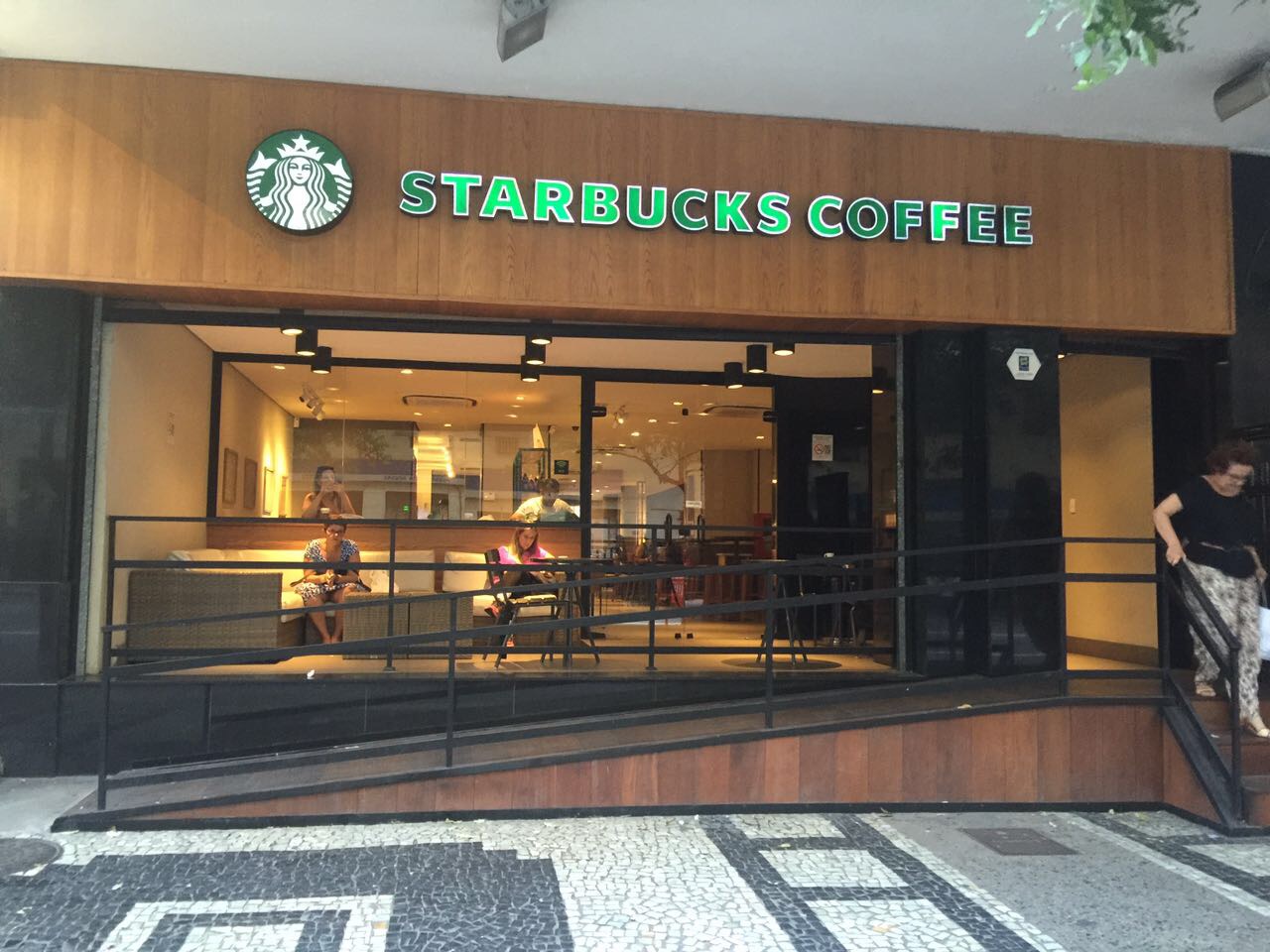 STARBUCKS COPACABANA FOTO NOVA.JPG