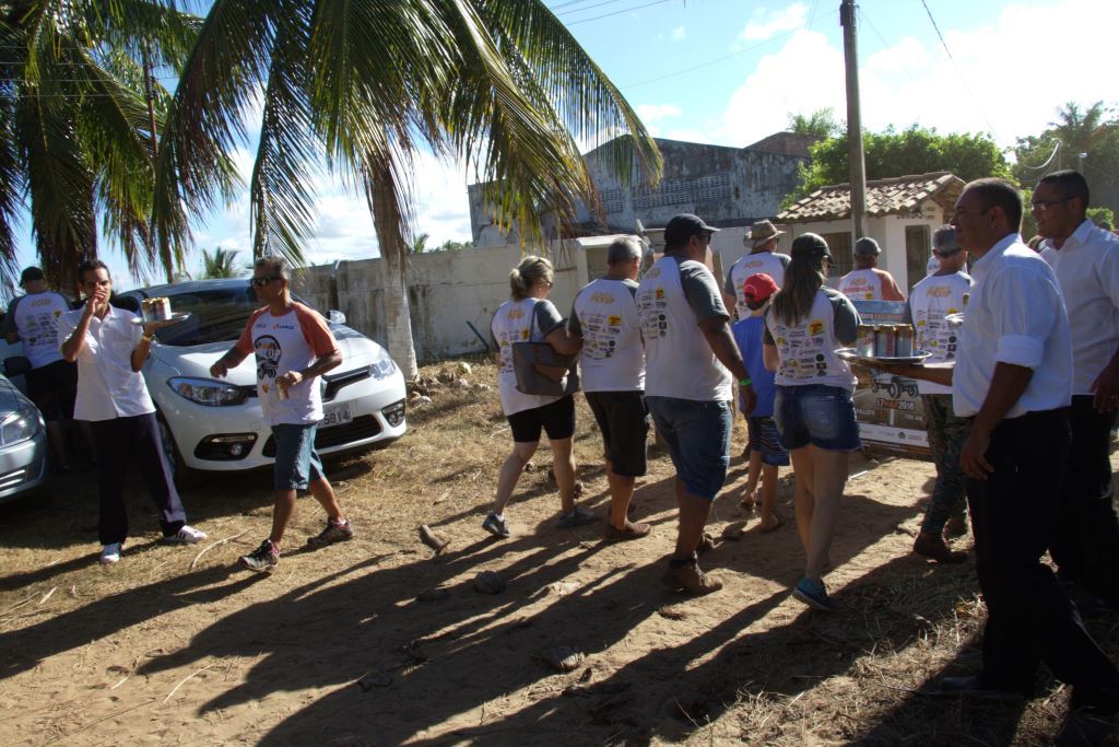 GARÇONS SERVINDO NA PORTA.jpg