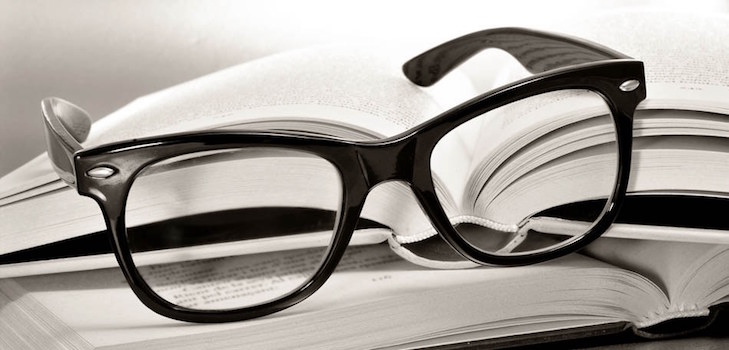 Imagem Livros e óculos.jpg