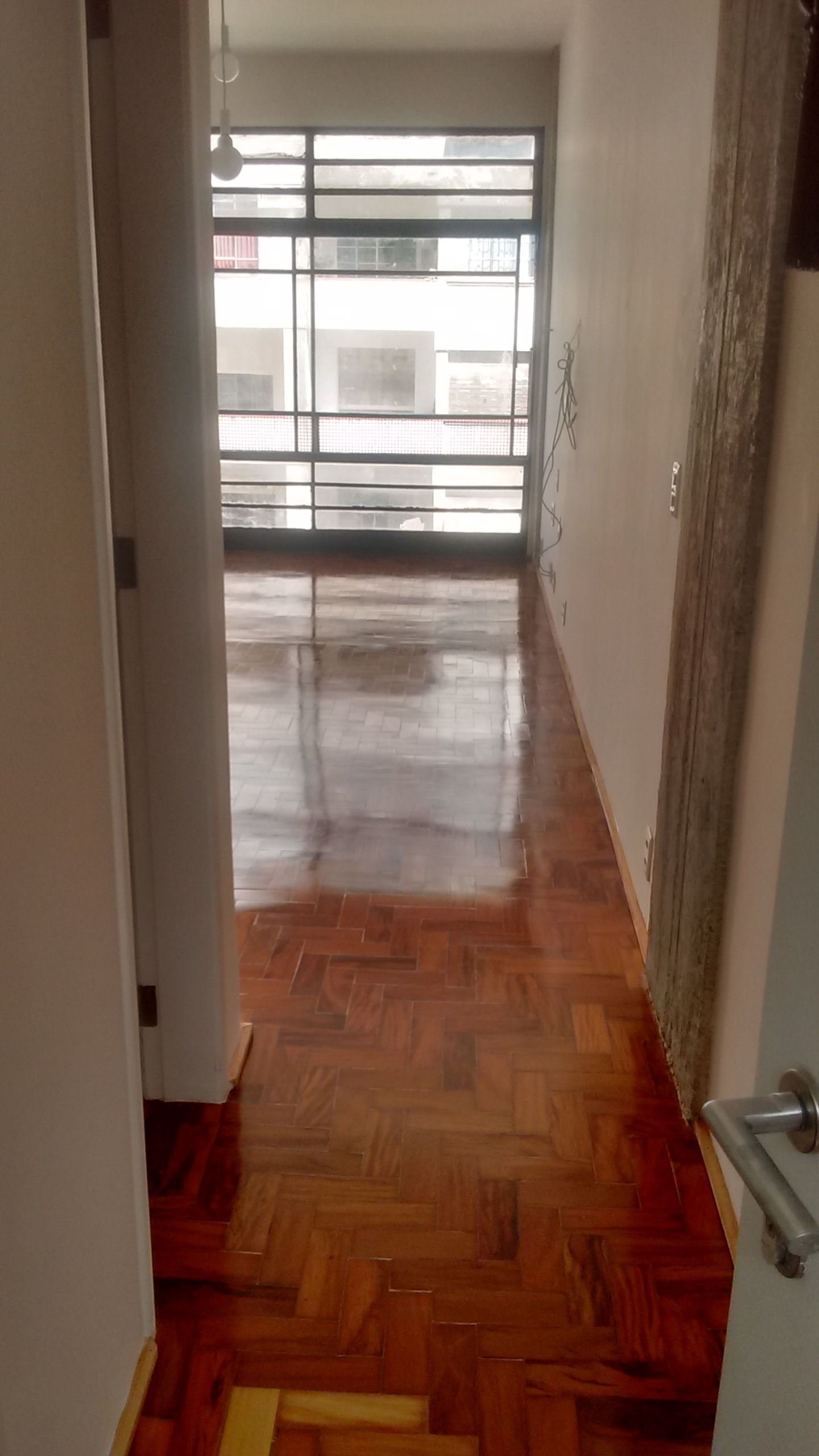 reforma quitinete kitnet kitenete piso taco restauro concreto aparente estrutura caixilho ferro preto manter iluminação lâmpada balão cozinha integrada