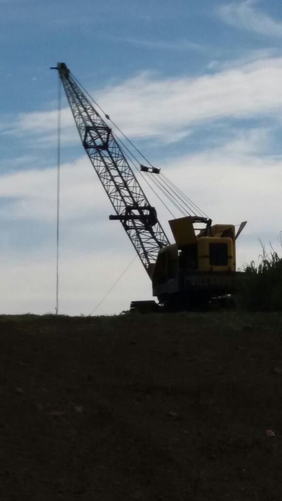 Escavadeira_a_cabo_com_caçamba_dragline_realizando_retirada_de_sedimentos_em_afluentes