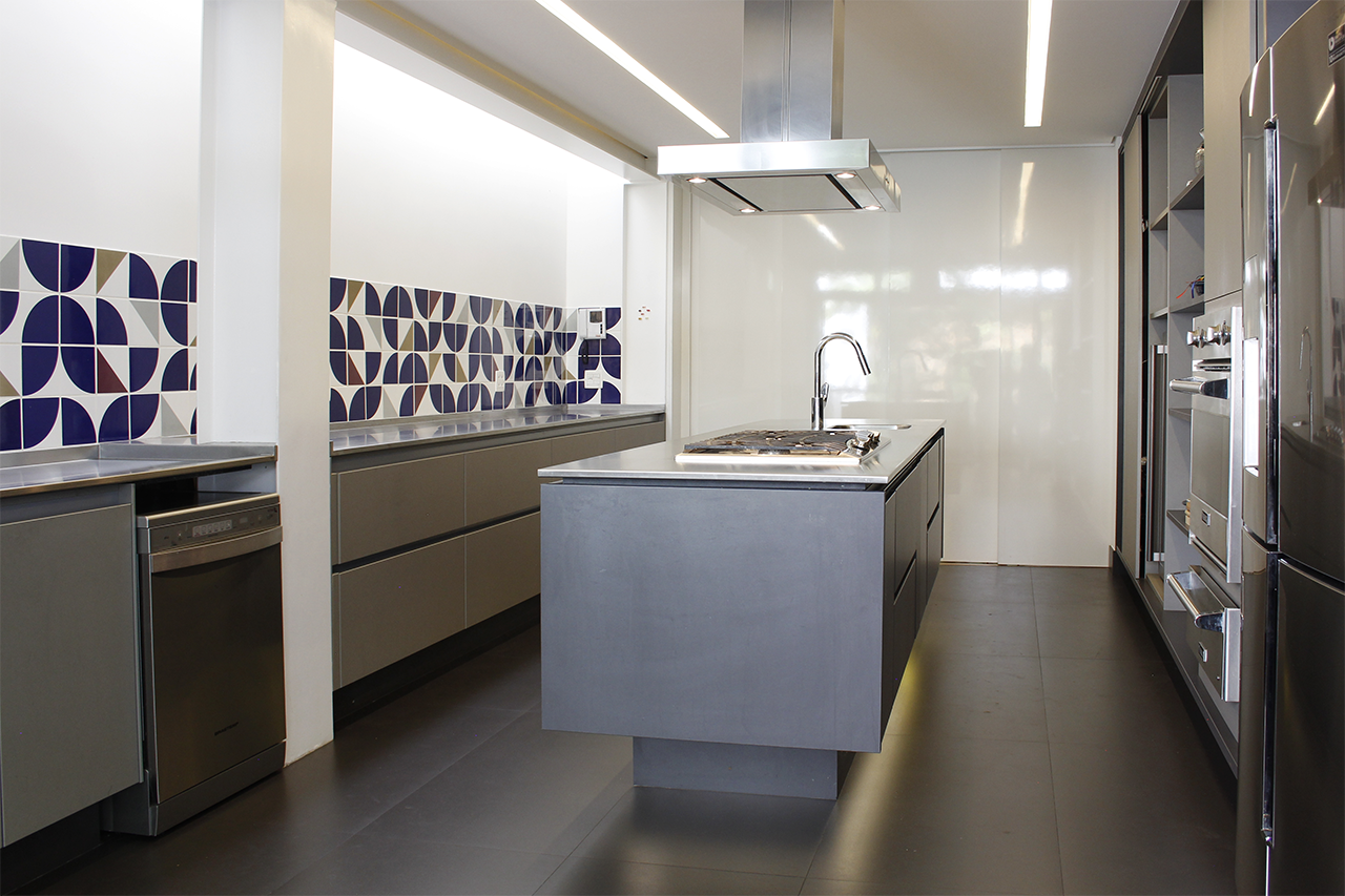 reforma cozinha ilha lourenço de almeida iluminação sob bancada marcenaria armários kitchens bancada inox mekal piso porcelanato 60 x 120 caixilho preto porta correr lousa branca iluminação indireta natural