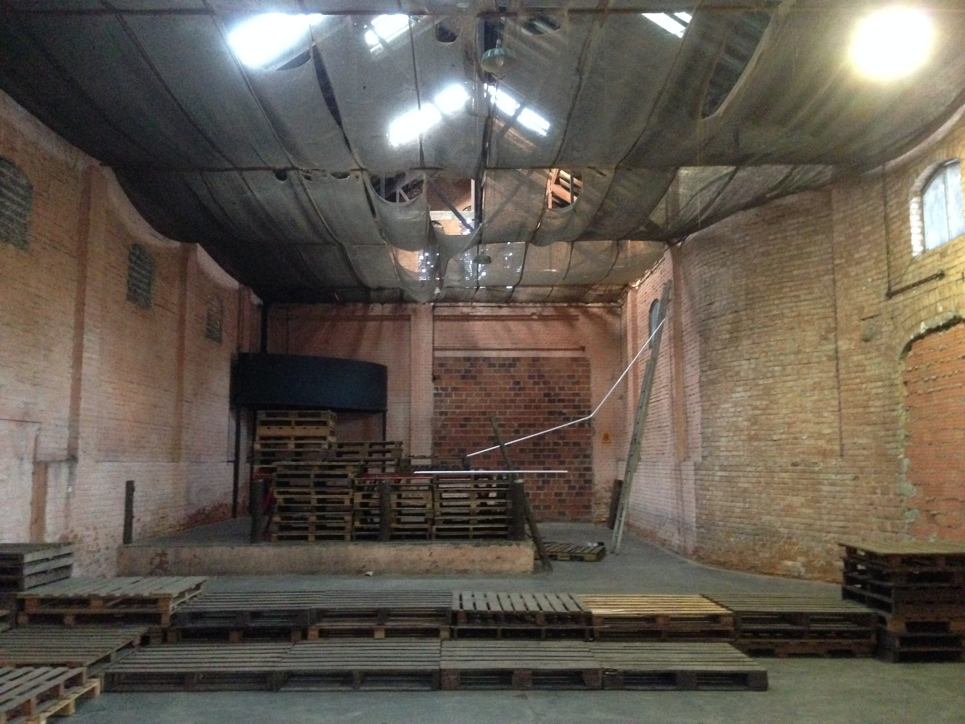 mamba negra kikando quicando kicando paletes pallets show cão banda vilinha de galpões virilinha vila lounge pista palco mobiliário produção eventos festas  espaços temporários