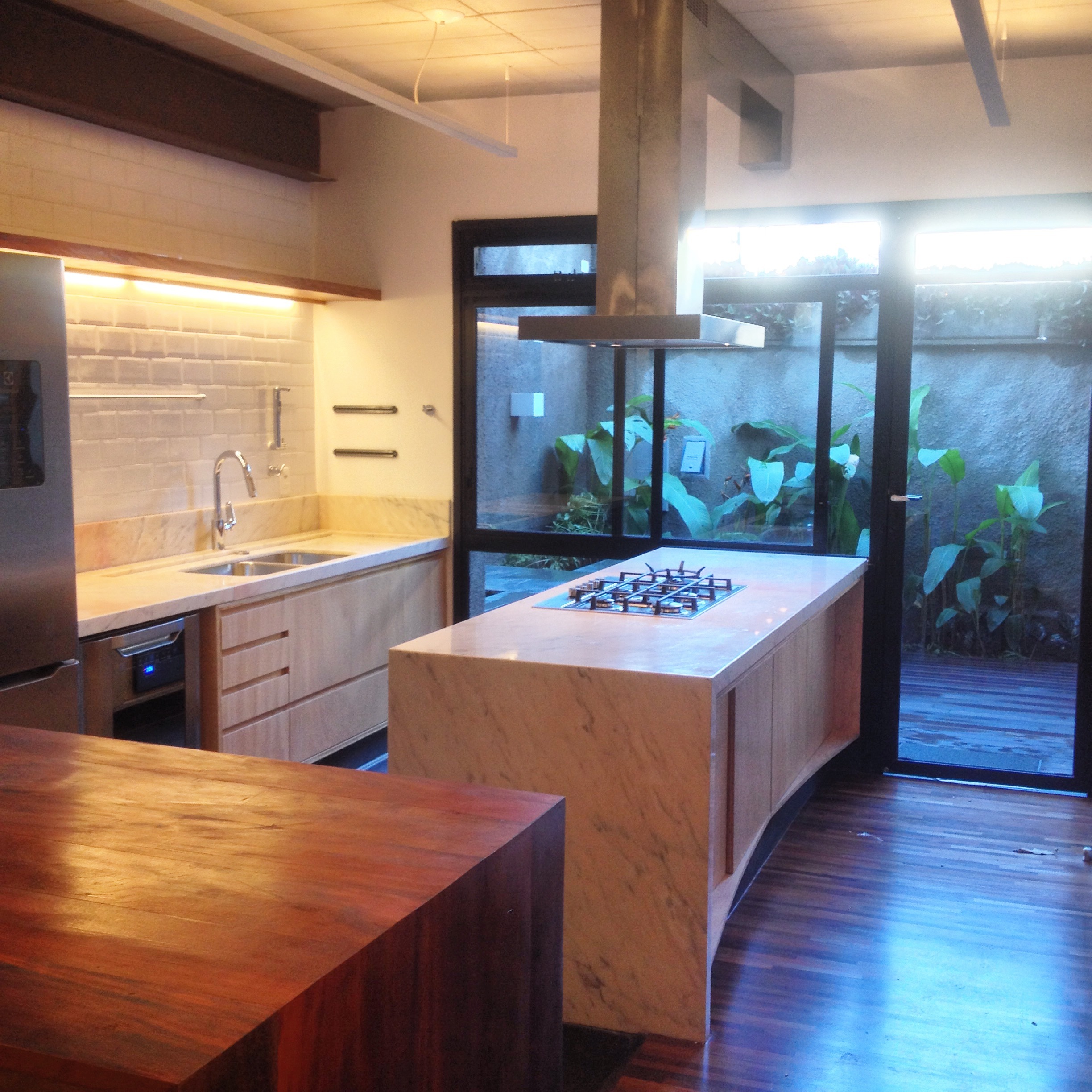 reforma construção obra projeto arquitetura casa vila nova conceição concreto aparente chapisco bananeira guaimbê caixilho preto alumínio portão madeira deck ripa jardim paisagismo estrutura metálica piso taco palito