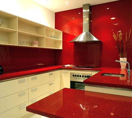 cozinha-com-bancada-de-silestone-vermelha-438x394.jpg