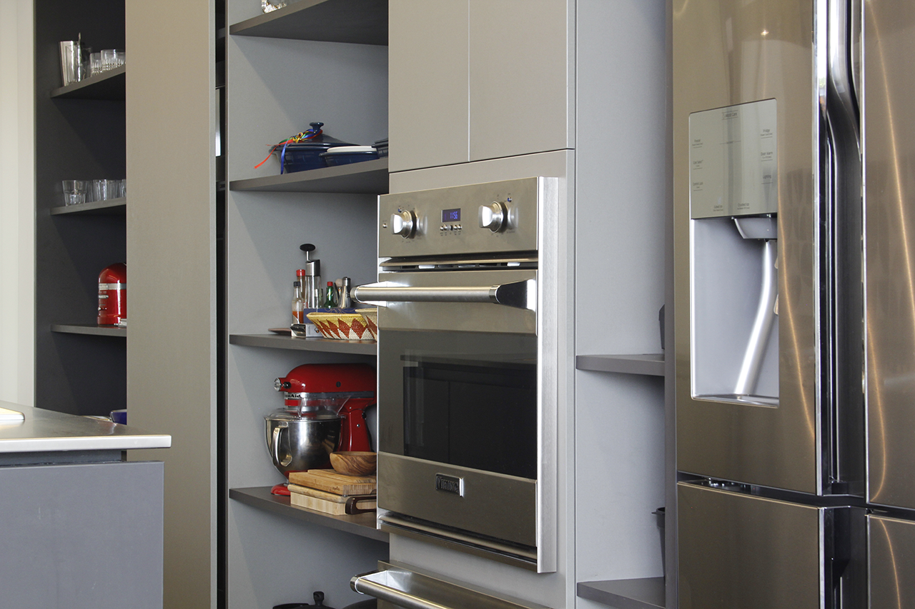 reforma cozinha forno embutido ilha lourenço de almeida iluminação sob bancada marcenaria armários kitchens bancada inox mekal piso porcelanato 60 x 120 caixilho preto porta correr lousa branca