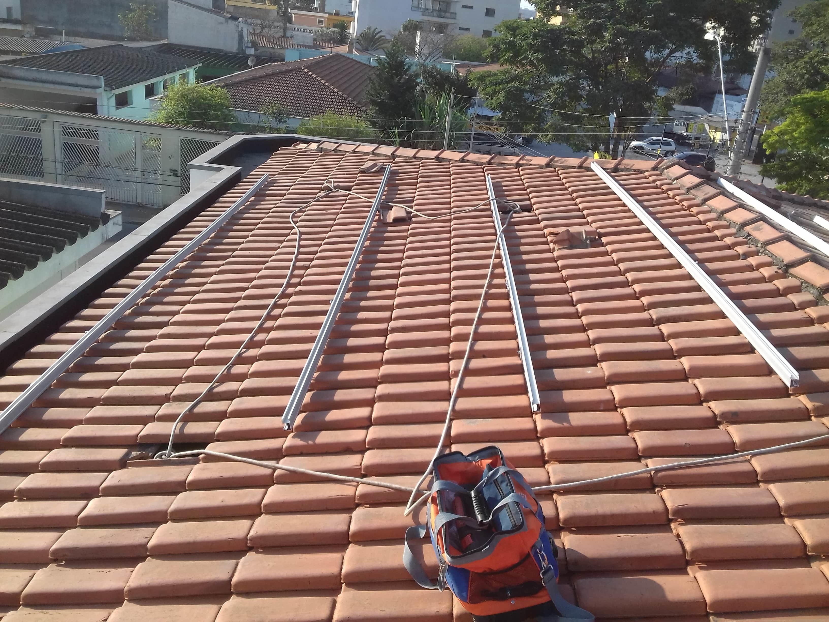 Instalação sistema de 5,85 kWp com módulos Canadian Solar e inversor Renovigi. Instalação na cidade de Suzano - SP