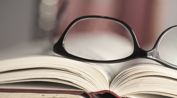 Imagem óculos e livro.jpg