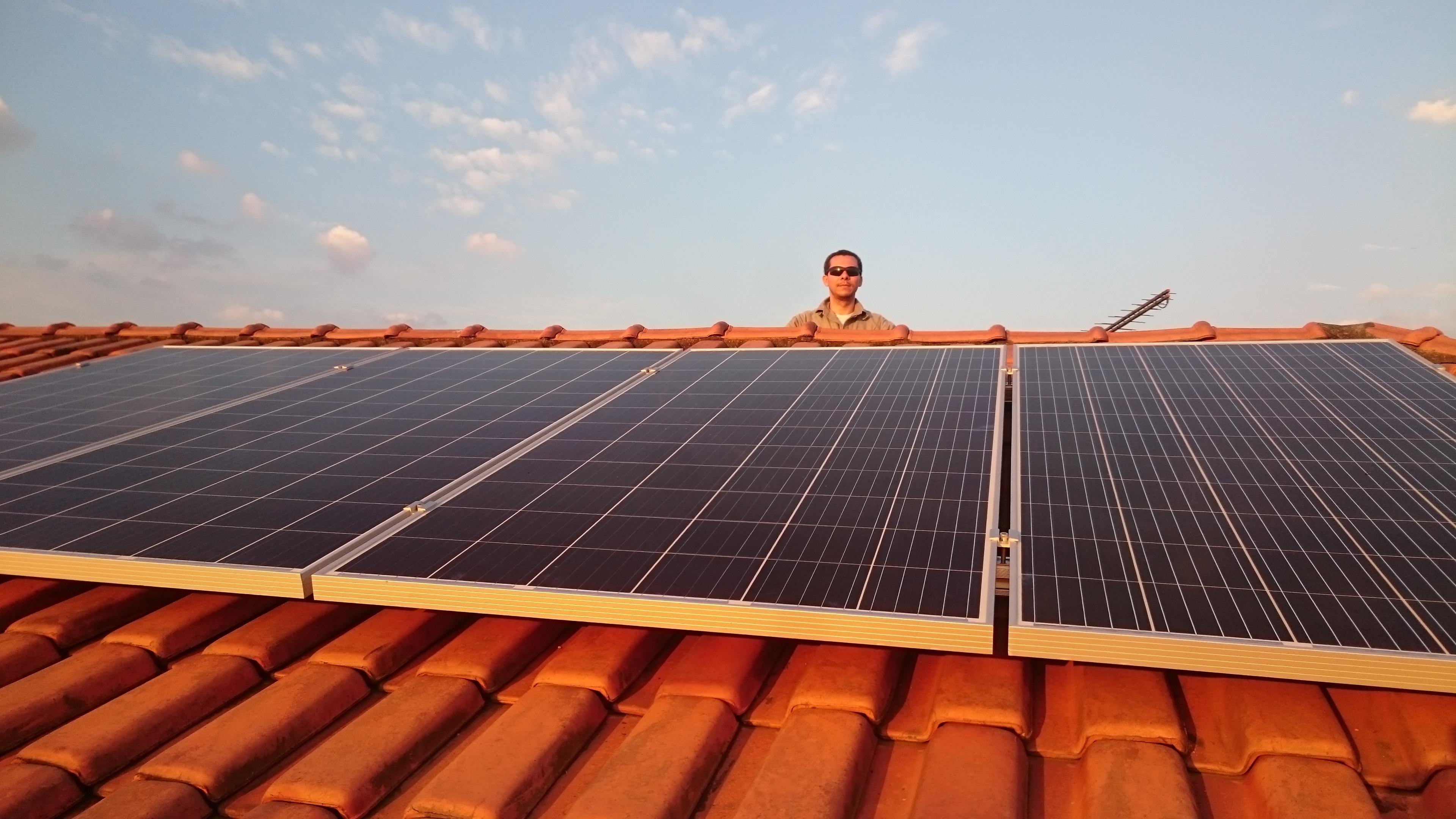 Instalação sistema de 1,28 kWp com módulos Risen e microinversor Renovigi. Instalação na cidade de Suzano - SP