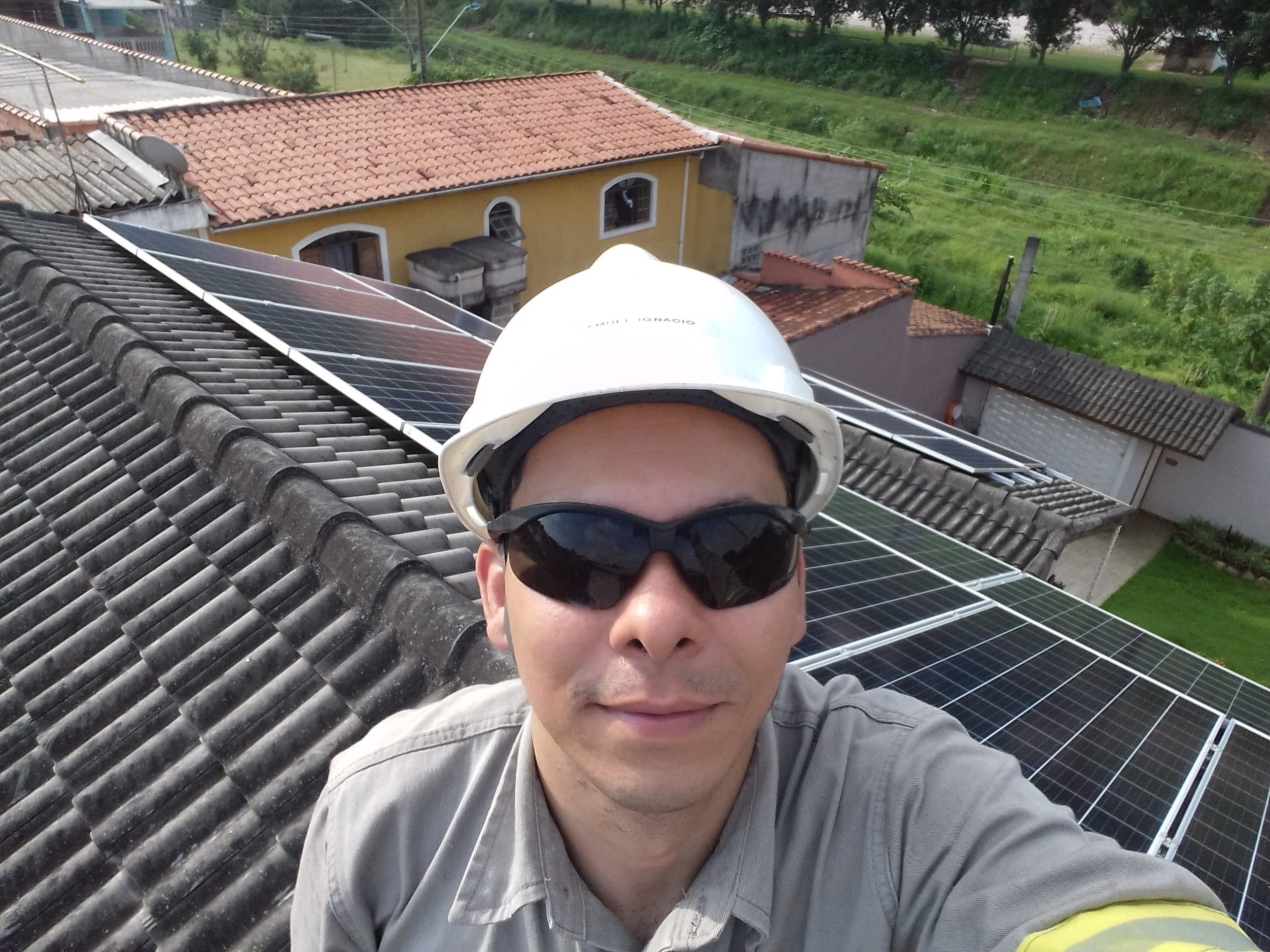 Instalação sistema de 5,76 kWp com módulos Risen e microinversor Renovigi.