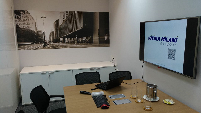 Sala de Reunião com Logo TV.png