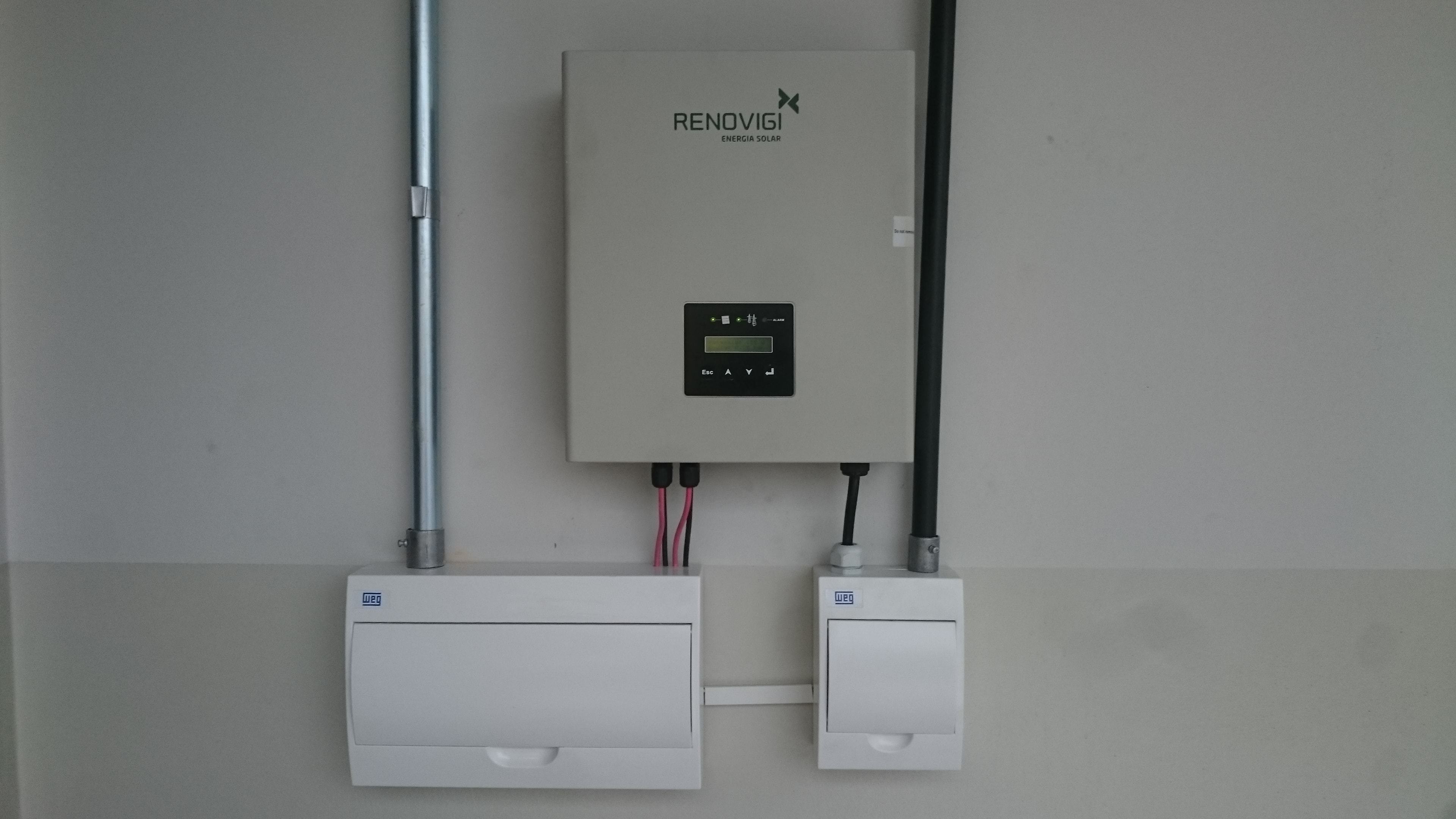 Instalação sistema de 5,85 kWp com módulos Canadian Solar e inversor Renovigi. Instalação na cidade de Suzano - SP