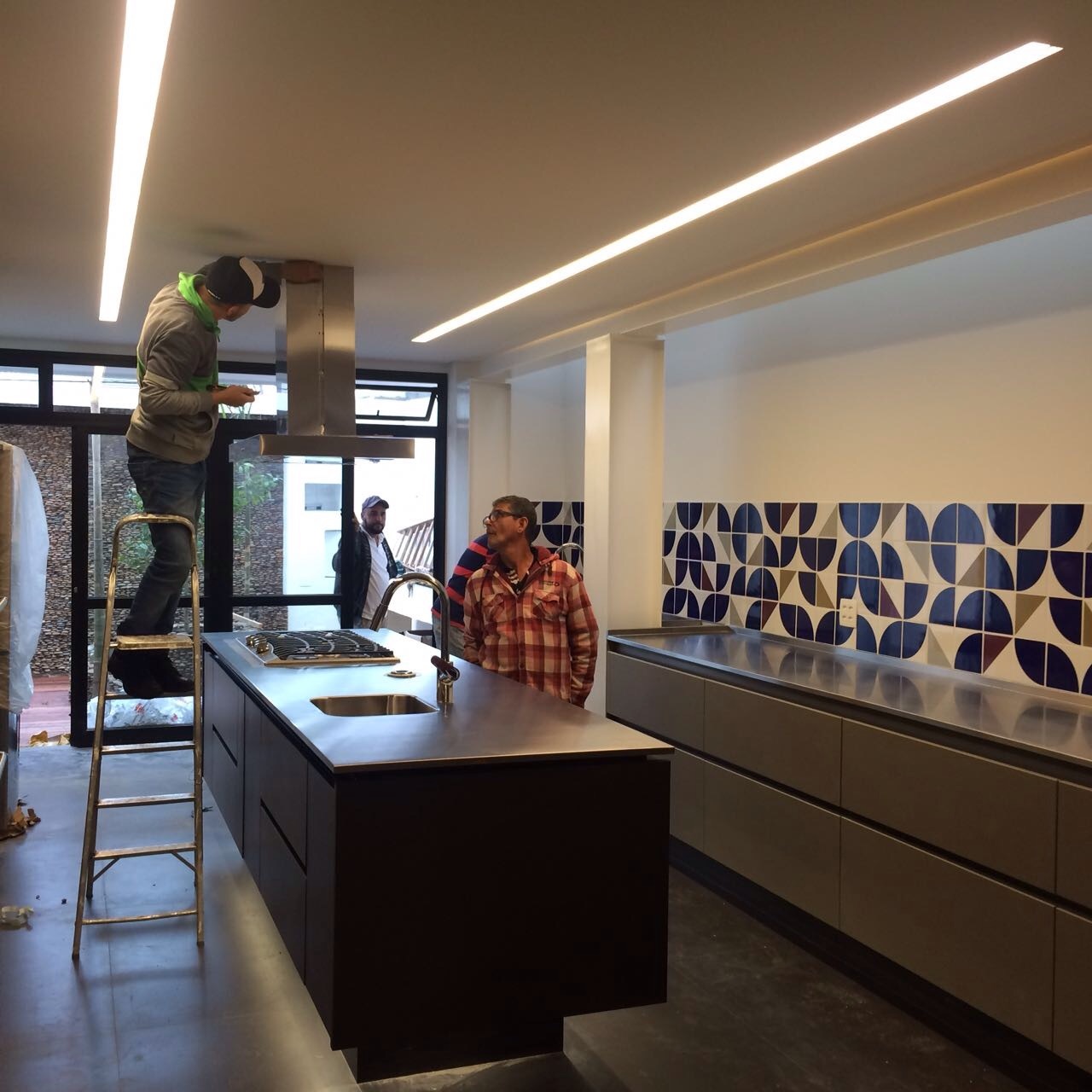 reforma cozinha ilha lourenço de almeida iluminação indireta sob bancada marcenaria armários kitchens bancada inox mekal piso porcelanato 60 x 120 caixilho preto azulejo lurca