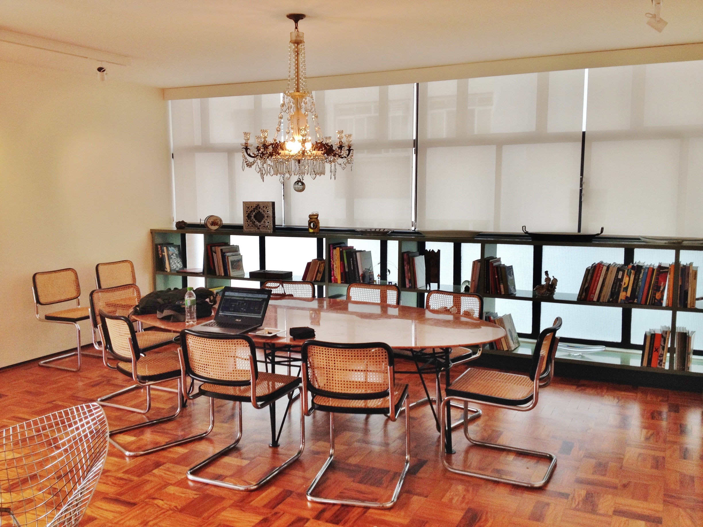 reforma apartamento anos porta pivotante piso teto taco restauro ar condicionado central iluminação reka spot arquitetura projeto obra gerenciamento administração interiores design arte