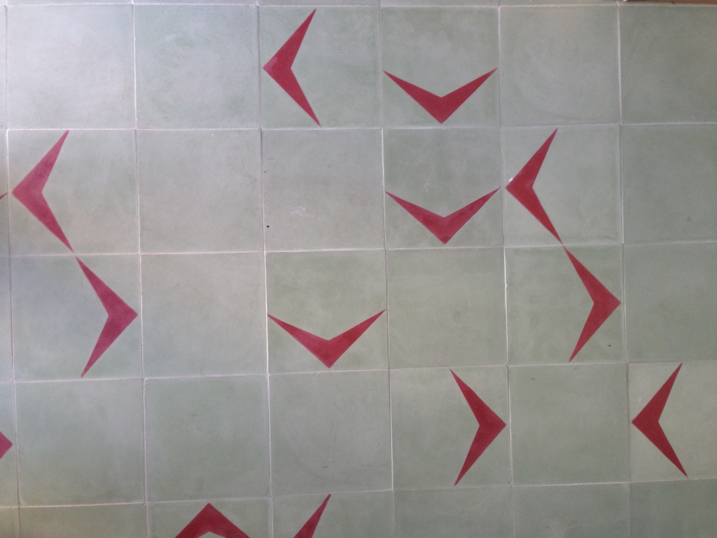 reforma sala apartamento Paulo Vieira piso ladrilho hidráulico estampado andorinha verde vermelho vinho 