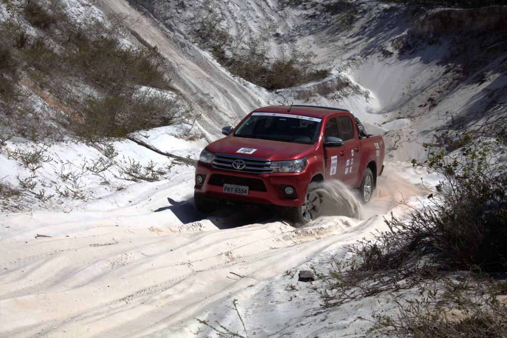 HILUX LORU MASSA.jpg