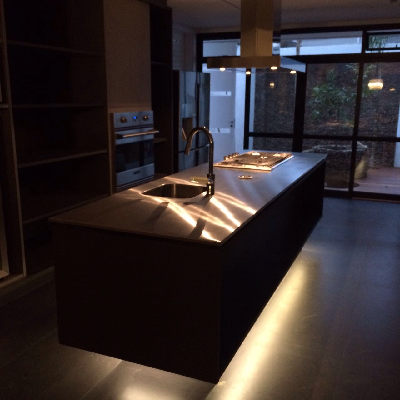 reforma cozinha ilha lourenço de almeida iluminação indireta sob bancada marcenaria armários kitchens bancada inox mekal piso porcelanato 60 x 120 caixilho preto