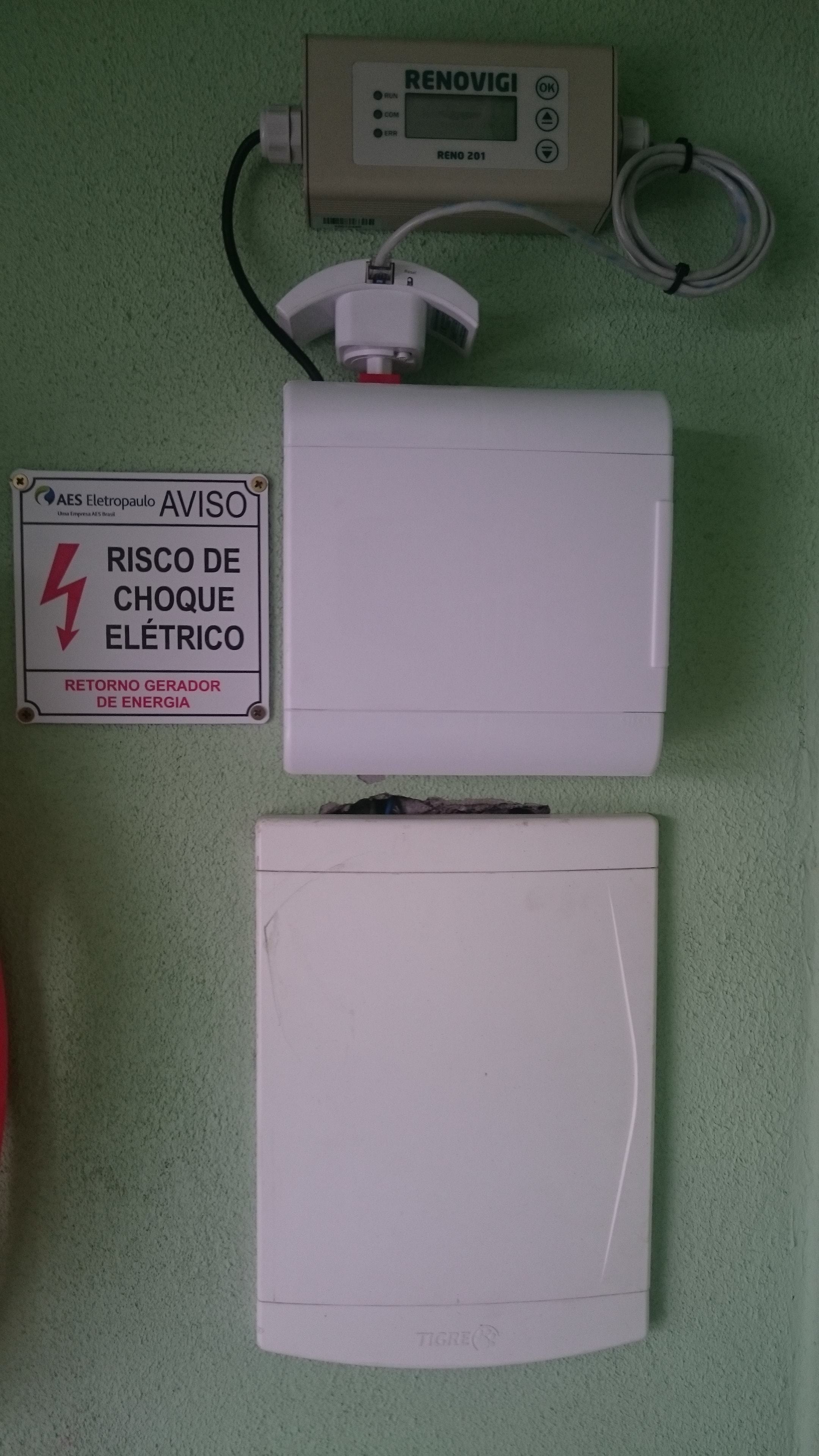 Instalação sistema de 2,56 kWp com módulos Risen e microinversor Renovigi.