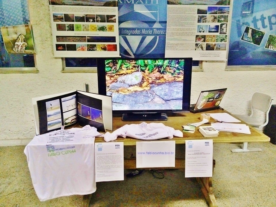 Mesa com exposição do serviço de registro fotográfico