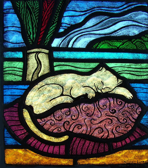 Vitral Gato na almofada, vitral decorativo, venda de vitral, telefone de vitrais, fábrica de vitrais, estúdio de vitrais, restauração de vitrais, compra de vitrais, loja de vitrais, contato de vitrais;  arte vitrea, jandira lorenz e roberto petrelli, vitral artístico, desenho gato, vitral em florianópolis, vitral em santa catarina