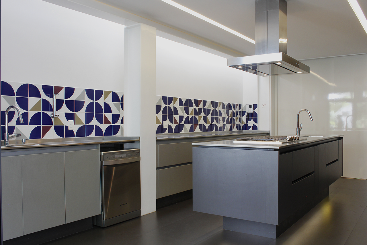 reforma cozinha ilha lourenço de almeida iluminação sob bancada marcenaria armários kitchens bancada inox mekal piso porcelanato 60 x 120 caixilho preto porta correr lousa branca iluminação indireta natural