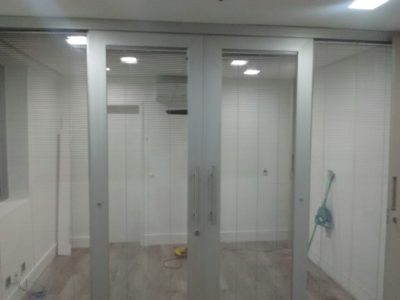 Porta vidro duplo com persiana