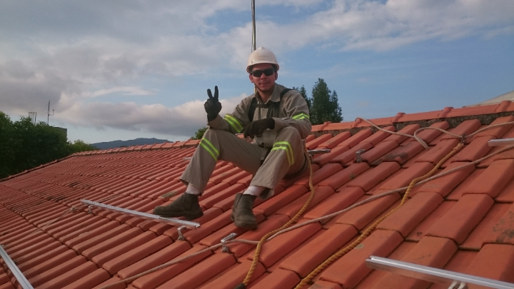 Instalação sistema de 3,25 kWp com módulos Canadian e microinversor APSystems.