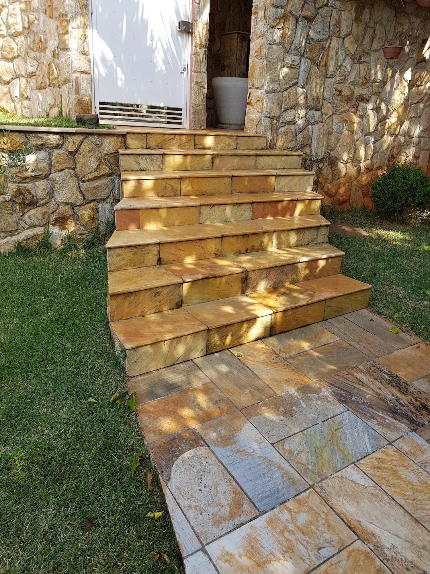 Escada Pedra MIneira.jpg