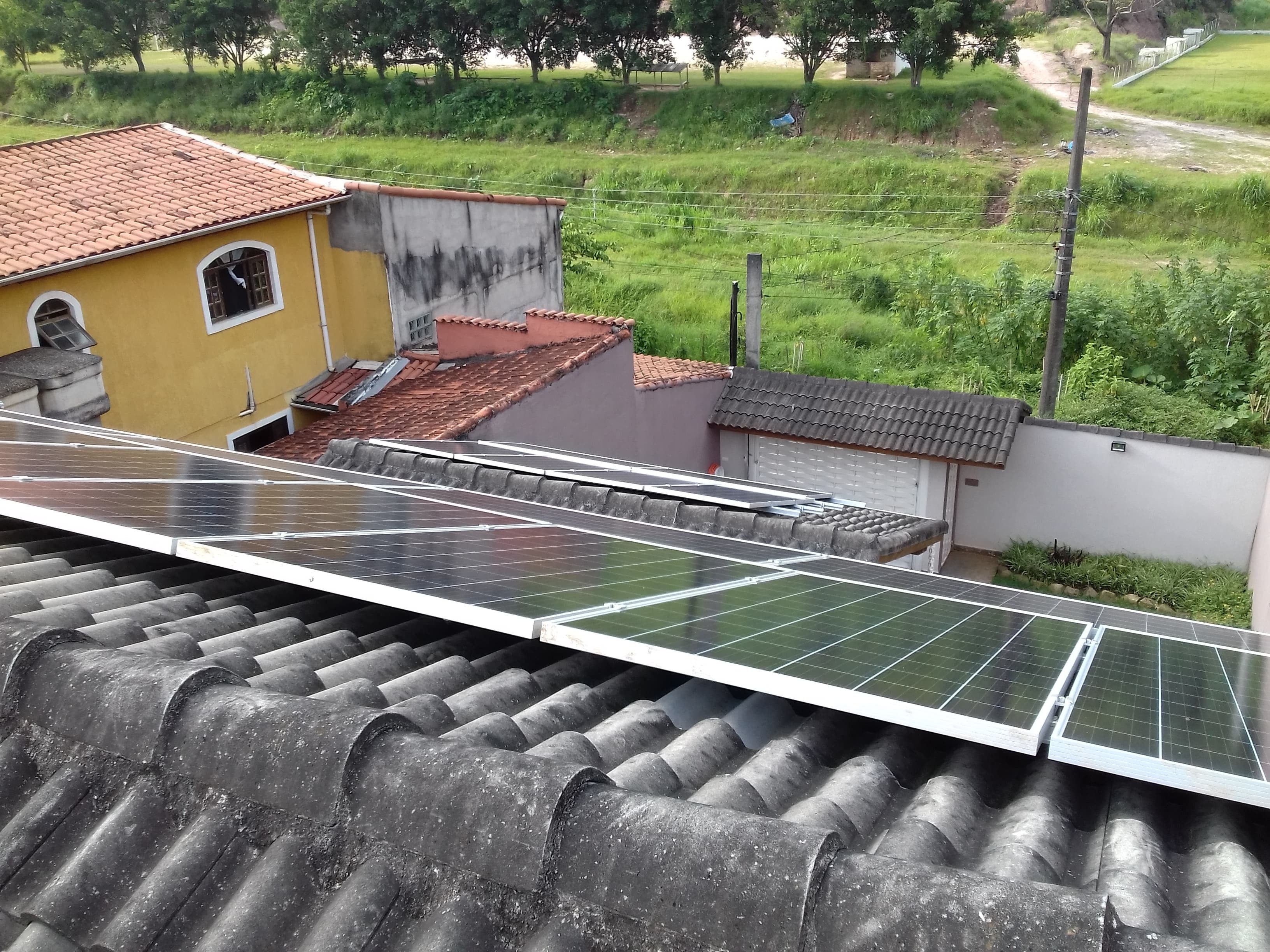 Instalação sistema de 5,76 kWp com módulos Risen e microinversor Renovigi.