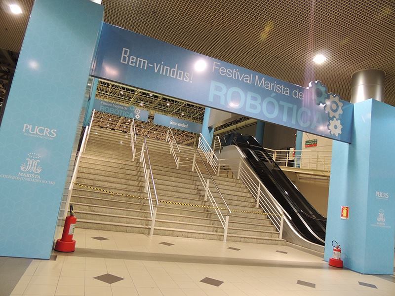 Robotica portico; sinalização; cenografia; comunicação visual; LK; EFEMEROS,Robótica Maristas, Evento, Cenografia, CEPUC, Sinalização, Pórtico, Credenciamento, Feira de Carreiras, CPUC, PUCRS