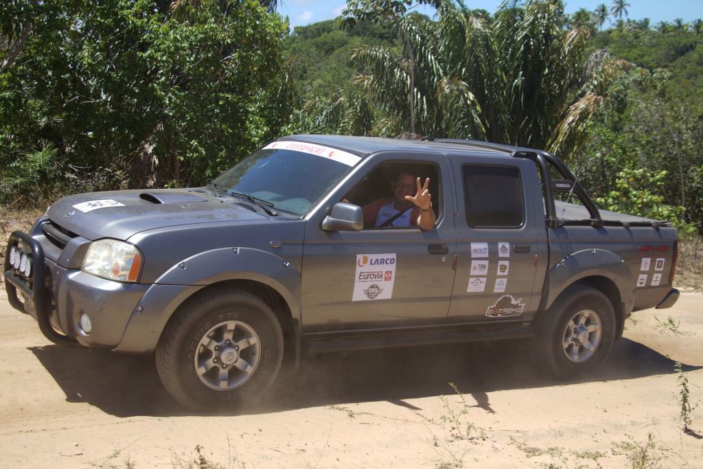 FRONTIER MONKEY NA JANELA 2.jpg