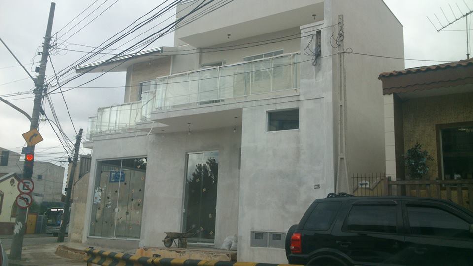 obra em vidro temperado